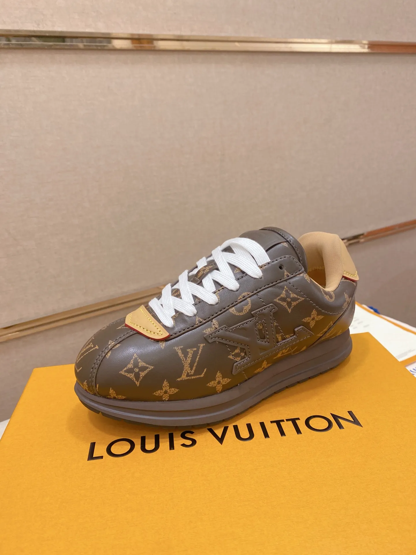 Men's shoes💰: Couple style 700💰LOUIS VUITTON Footint Soccer sneakers‼ ️ The top version, the same sneakers for LV couples. You will look fashionable when you wear them. This Footint Soccer sneaker was unveiled in the 2025 spring and summer series fashion show. The tongue is embellished with the Lvers United badge inspired by the football team. The rubber sole of the foot is decorated with multiple Louis Vuitton logos. The original latest packaging. Fabric: original imported cowhide. Lining: original imported breathable mesh. Foot pad: original injection molding pad. Outsole: original molded T combination outsole. Size: 35-45.